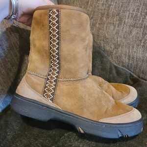 UGG Snow boots W9 in size and tan in color!